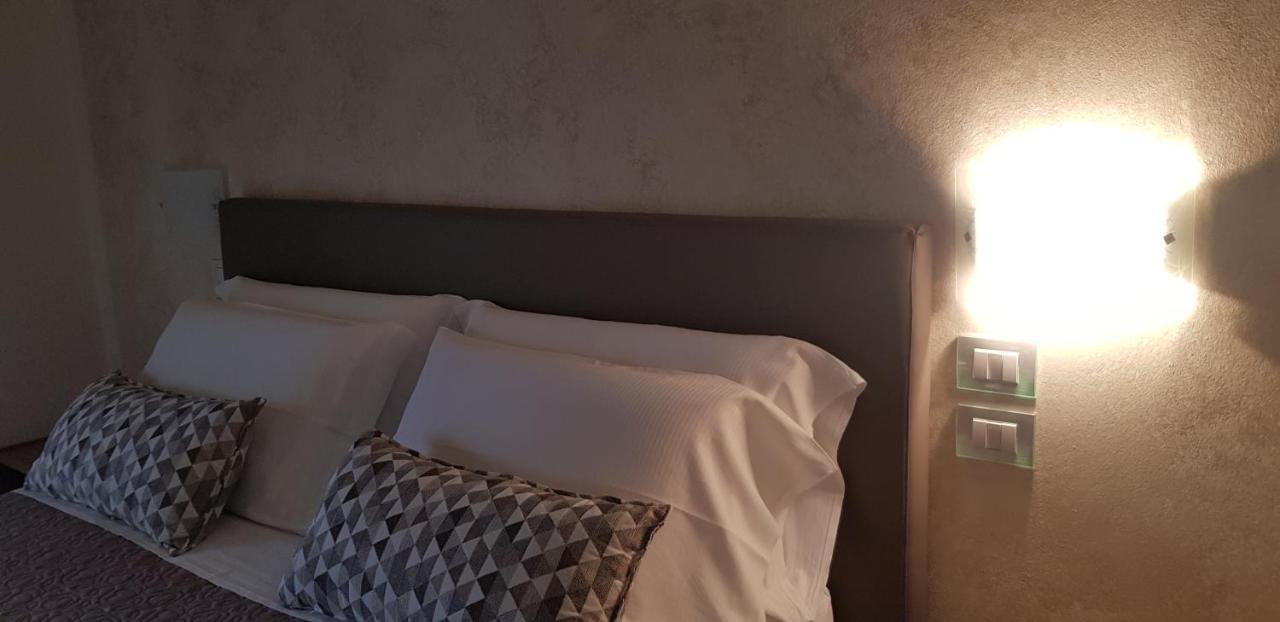 Hotel Margherita Meuble Сирмионе Экстерьер фото