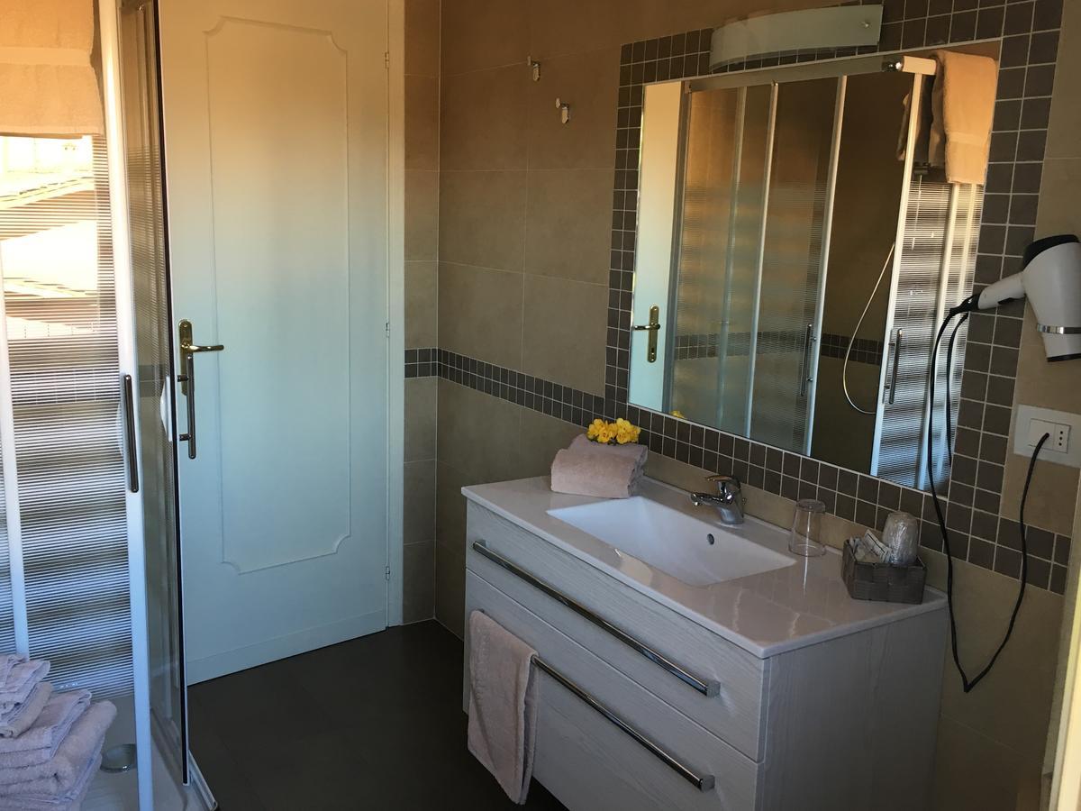 Hotel Margherita Meuble Сирмионе Экстерьер фото