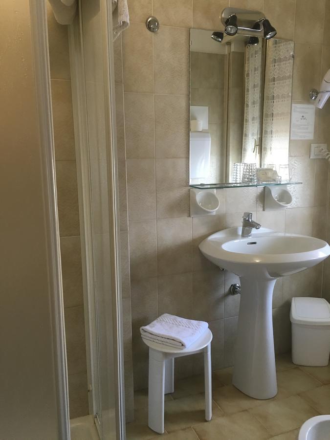 Hotel Margherita Meuble Сирмионе Экстерьер фото