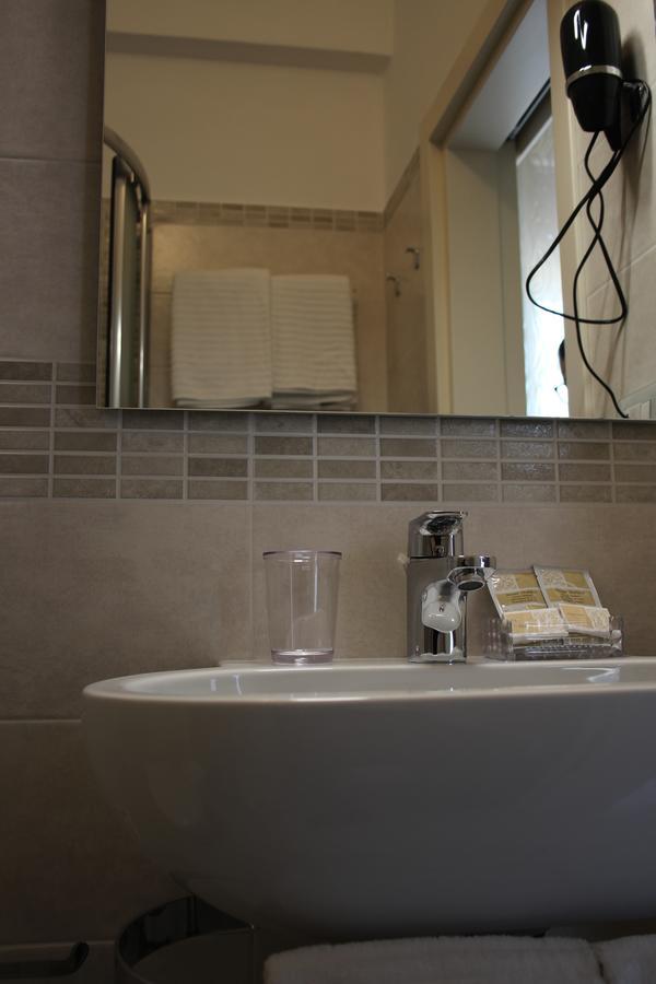 Hotel Margherita Meuble Сирмионе Экстерьер фото