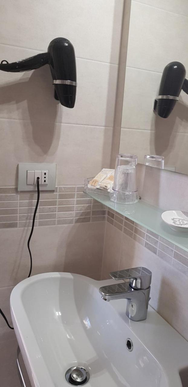 Hotel Margherita Meuble Сирмионе Экстерьер фото
