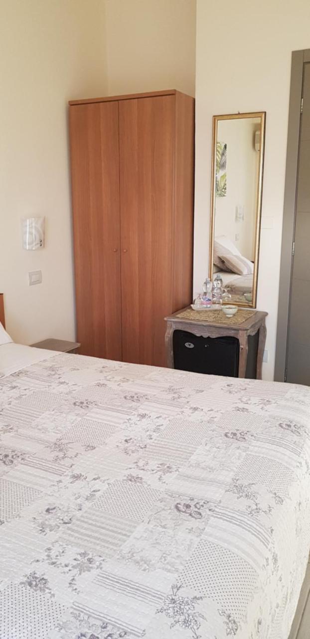 Hotel Margherita Meuble Сирмионе Экстерьер фото